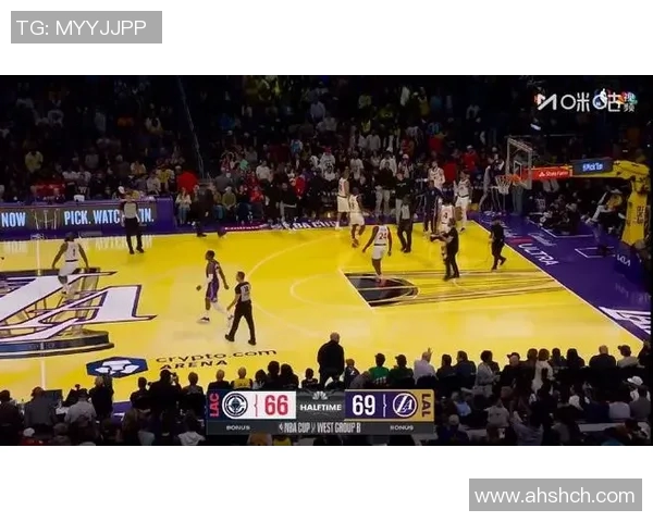 湖人对决快船激战正酣NBA洛城德比精彩回顾与分析