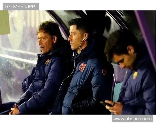 莱万回归诺坎普引发争议拜仁球迷怒斥其背叛与忘恩负义