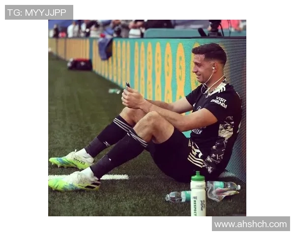 马丁内斯的传奇旅程与足球生涯的辉煌成就回顾