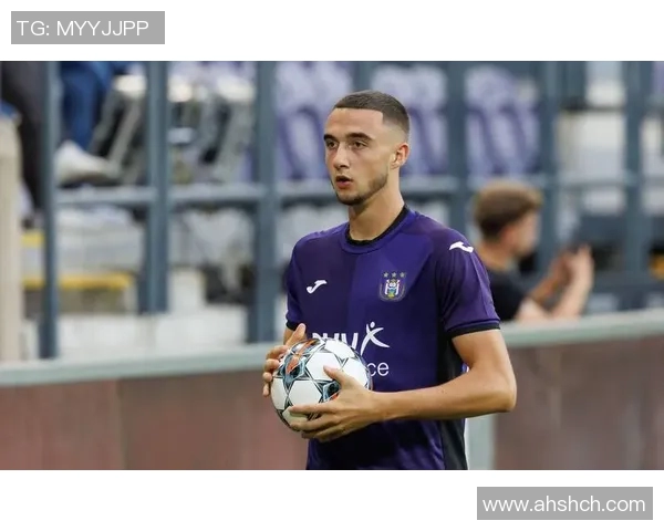 加维引领新时代足球潮流展现年轻球员的无限潜力与激情